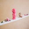 Ornament - aap -beeldje 'de legende'- polyresin - roze - 11x7x19cm - Afbeelding 2